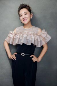 央视美女主持人王淏 低调嫁豪门39岁生子享幸福生活