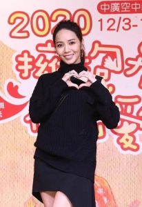 侯佩岑优雅现身米兰时装周，亲和力满分，状态良好