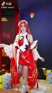 沉迷吃饭的萧雪 国风COS奇才萧雪走红，一腿惊网友