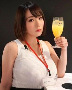 闫盼盼自拍走红 网络女神身材诱人征服宅男