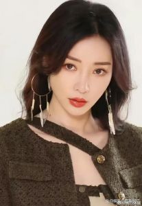 柳岩裸妆照引热议 性感女神的蜕变与挑战