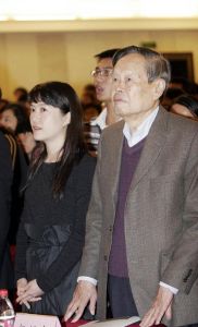 翁帆的爸爸62岁时娶了杨振宁20岁的重孙女 非传统爱情挑战传统观念