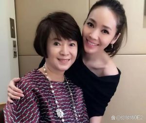 侯佩岑妈妈坎坷人生，女儿侯佩岑幸福美满