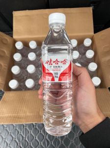 80万一瓶的矿泉水，瓶里是水，价格买套房！